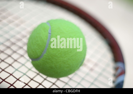 Images abstraites d'équipement sportif. Raquette de tennis et la balle Banque D'Images