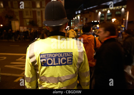 Agent de police métropolitaine dans les rues de Londres la nuit england uk united kingdom Banque D'Images