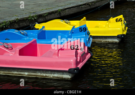 Trois bateaux colorés sur la pédale de la rivière Dee à Chester, Angleterre Banque D'Images