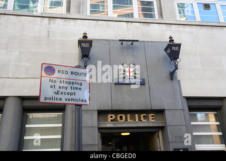 Red route affiche à l'extérieur ville de London police bishopsgate London England uk united kingdom Banque D'Images