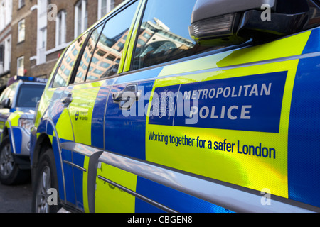 Les véhicules de la police métropolitaine avec damier battenburg livery London England uk united kingdom Banque D'Images