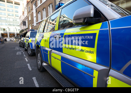 Les véhicules de la police métropolitaine avec battenburg livrée à damiers parqué dans réservés baies onstreet london angleterre uk united kingdom Banque D'Images