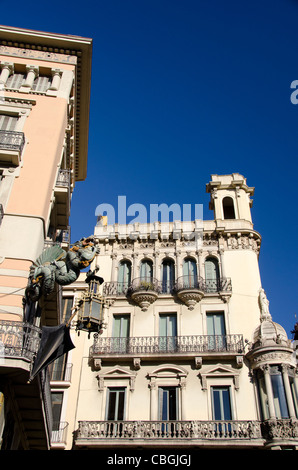 L'Espagne, Catalunya, Barcelone. rue piétonne populaire du centre-ville, la rambla. magasin parapluie historique, la façade de l'immeuble. Banque D'Images