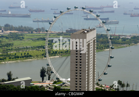 Le Singapore Flyer derrière le Ritz Carlton Hotel, Singapore, haute vue, antenne avec voyage derrière. Banque D'Images