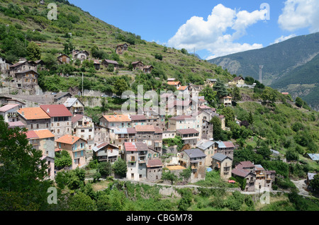 Panorama ou vue panoramique sur le village alpin perché de Roure, Vallée de la Tinée, Alpes-Maritimes, France Banque D'Images