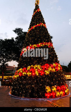 Grand Noël dehors Raffles City Shopping Mall à l'hôtel de ville, à Singapour. Banque D'Images