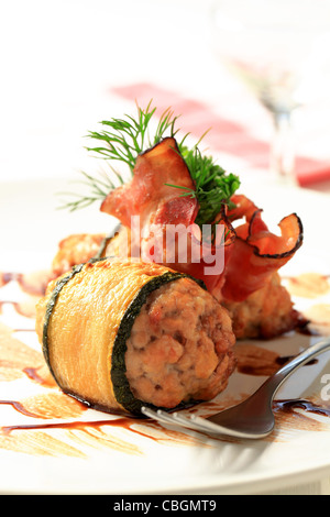 Des boulettes de viande enveloppés dans de fines tranches de courgettes Banque D'Images