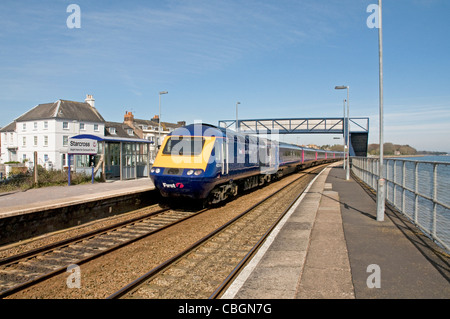 Un non-stop à destination de Plymouth train GWR se précipite dans Star Cross gare dans le Devon,. Banque D'Images