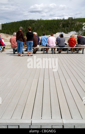 Du bois en plastique recyclé à l'ancienne zone de visualisation fidèle dans le Parc National de Yellowstone, Wyoming, USA. Banque D'Images