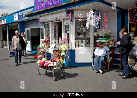 Une boutique vendant des souvenirs touristiques gallois sur la jetée de Llandudno Banque D'Images