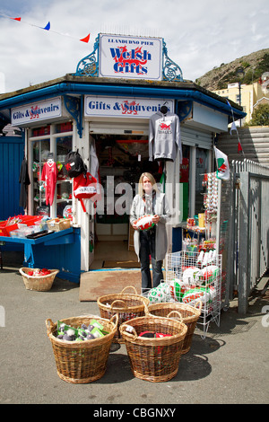 Une boutique vendant des souvenirs touristiques gallois sur la jetée de Llandudno Banque D'Images