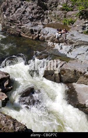 Avis de "Le Chaudron" sur la rivière Llugwy de Pont-a-paire pont dans le village de Snowdonian Betws-Y-coed Banque D'Images