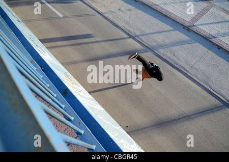 Breakdancer John Lartey effectue dans la rue Banque D'Images