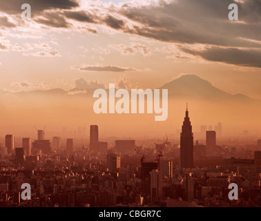 Le Mont Fuji vue depuis un immeuble à Tokyo (Japon) Banque D'Images