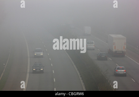 Autoroute, l'autoroute A52, le trafic dans un brouillard épais. Essen, Allemagne, Europe. Banque D'Images