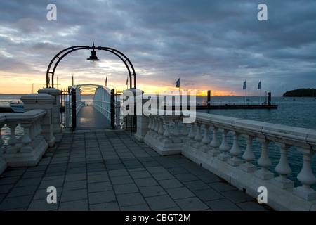 Ponton, Jet, rouge, ferry Red Funnel, Sunrise, Port, Cowes, île de Wight, Royaume-Uni Banque D'Images