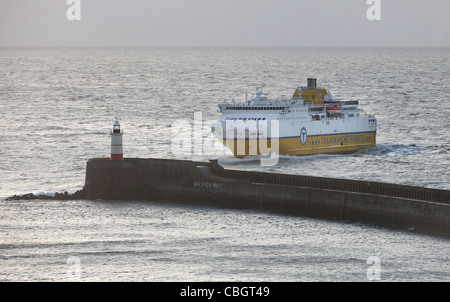 Transmanche Ferries "sept Sœurs" entre dans le port de Newhaven Dieppe tôt le matin. Photo par James Boardman. Banque D'Images