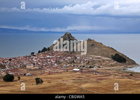 Vue sur ville bolivienne Copacabana, sur les rives du lac Titicaca, Bolivie Banque D'Images