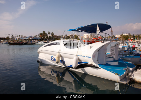 Paritetboat, Looker Galaxie 850 bateau à fond de verre dans le port d'Ayia Napa, Chypre. Banque D'Images