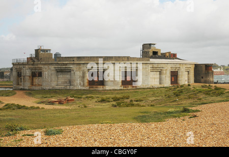 Château de Hurst hivers sur une journée, Hampshire, Angleterre. Une forteresse d'artillerie côtière sur une plage de galets. Banque D'Images