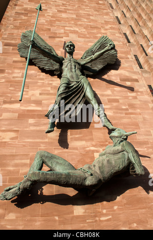 Des statues en bronze de St Michel et le Diable Banque D'Images