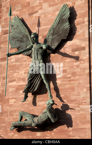 Des statues en bronze de St Michel et le Diable Banque D'Images