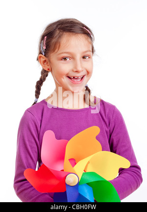 Portrait d'une petite fille aux tresses, tenant une roue crantée - isolated on white Banque D'Images