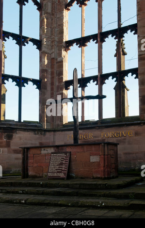 La croix brûlées sur l'autel de l'ancienne cathédrale de Coventry ruines Banque D'Images