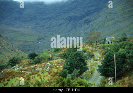 Un cottage abandonné se trouve sous les montagnes des ruisseaux de MacGillycuddy dans la vallée noire, comté de Kerry, République d'Irlande. Banque D'Images