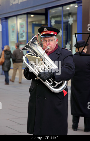 Membre de l'Armée du salut à jouer du tuba Banque D'Images
