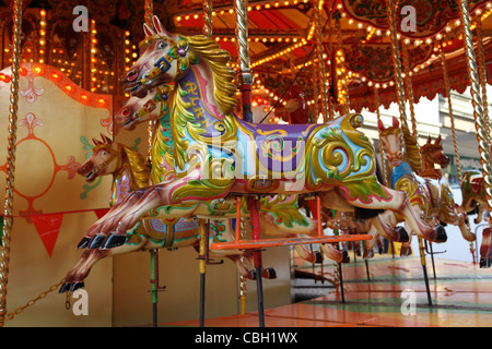 Carrousel cheval sur un marché de Noël de bain Carrousel, ville de Bath, Angleterre, Royaume-Uni Banque D'Images