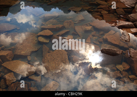 Composition de rochers de granit autour de 'Czerwony Stawek' (rouge petit étang). Parc National des Tatras. La Pologne. Banque D'Images