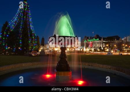 Fontaine et législatif de l'hôtel Fairmont Empress éclairés avec des lumières de Noël-Victoria, Colombie-Britannique, Canada. Banque D'Images