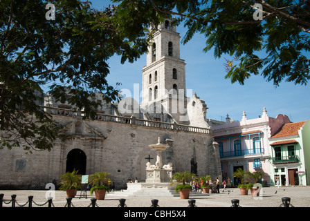 Fontaine du Lion (au premier plan) et Convento San Francisco de Asis à Plaza de San Francisco, vieille ville de La Havane, Cuba. Banque D'Images