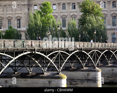 Cadenas d'amour sur le Pont des Arts la passerelle sur la Seine,Paris,France Banque D'Images