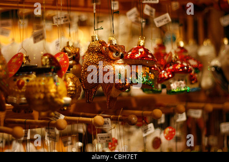 Divers ornements d'arbre de Noël exposés à la vente au marché de Noël à Leipzig, Allemagne. Banque D'Images