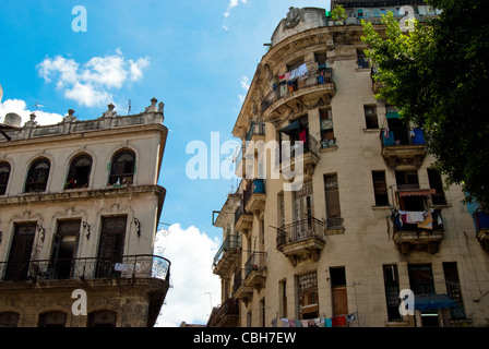 Exemple vieille vieilles maisons coloniales de La Havane, avec séchage blanchisserie sur les balcons, au centre de La Havane, Cuba Banque D'Images