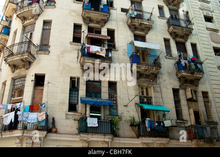 Exemple vieille vieille maison coloniale de La Havane, avec séchage blanchisserie sur les balcons, au centre de La Havane, Cuba Banque D'Images