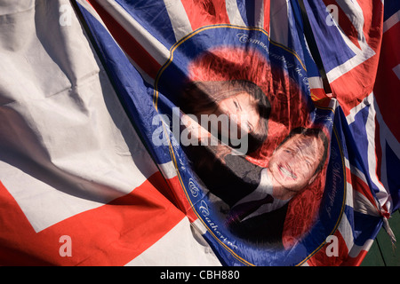 Les visages déformés de prince William et son épouse-à-être Kate Middleton, figurant sur les drapeaux sur un kiosque touristique dans le centre de Londres Banque D'Images