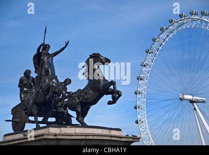 Statue de Boadicée sur un char tiré par des chevaux derrière l'Œil de Londres Westminster Bridge London UK Banque D'Images