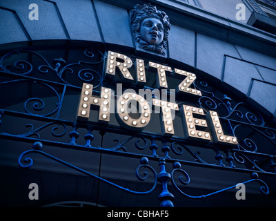 LE PANNEAU DE L'HÔTEL RITZ S'ALLUME AU CRÉPUSCULE panneau d'entrée de l'hôtel Ritz un hôtel 5 étoiles de luxe discret à Piccadilly Londres Banque D'Images