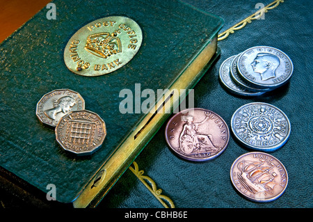 Pièces pré-UK décimal et 1950 Livre d'épargne sur l'étain office desk Banque D'Images