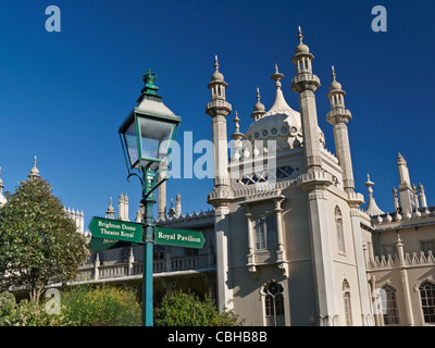 Panneau indiquant à l'entrée de Brighton Royal Pavilion Brighton Sussex UK Banque D'Images