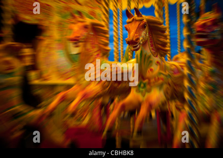 Carousel horses with motion blur sur un manège éclairé, Brighton, UK Banque D'Images