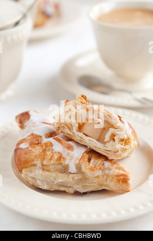 Pomme fraîche faite maison pour le petit-déjeuner français croissant fait avec tasse de café Banque D'Images