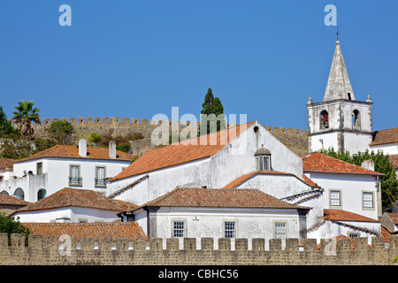 Église médiévale le long du mur de château fortifié Banque D'Images