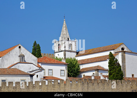 Église médiévale le long du mur de château fortifié Banque D'Images