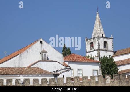 Église médiévale le long du mur de château fortifié Banque D'Images