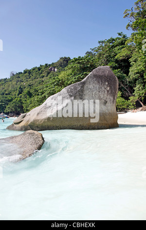 Rochers sur la plage de sable tropicale rocheuses sur Miang, les îles Similan, Phang-Nga, près de Phuket, Thaïlande Banque D'Images