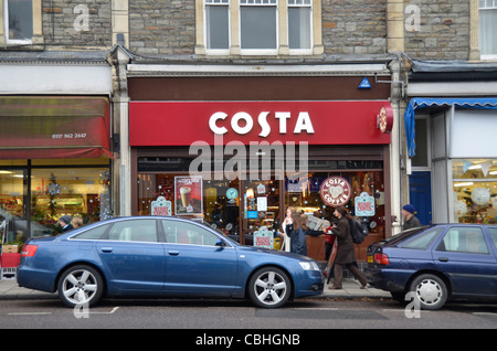 Les voitures en stationnement et les gens en face de café Costa, Henleaze, Bristol, Royaume-Uni Banque D'Images